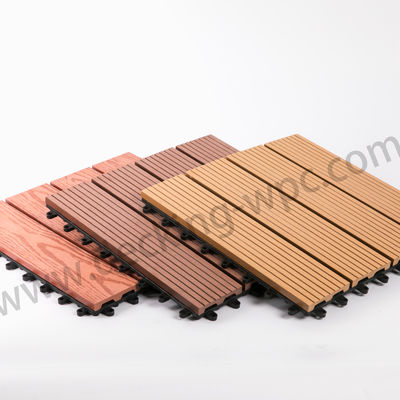 ホテルの屋外空間を 300×300×22/25mm の木製デッキタイルで 変えてください