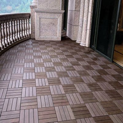 ホテルの屋外空間を 300×300×22/25mm の木製デッキタイルで 変えてください