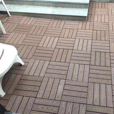 ホテルの屋外空間を 300×300×22/25mm の木製デッキタイルで 変えてください