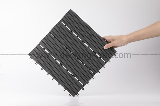 ホテルの屋外空間を 300×300×22/25mm の木製デッキタイルで 変えてください