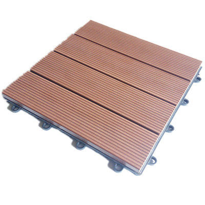 ホテルの屋外空間を 300×300×22/25mm の木製デッキタイルで 変えてください