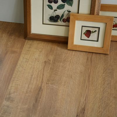 HDF ヘリングボーン 自粘性プラスチック Spc/Pvc ビニール クリック 床 ピソス デ ビニロ PVC 木材ラミネート 床