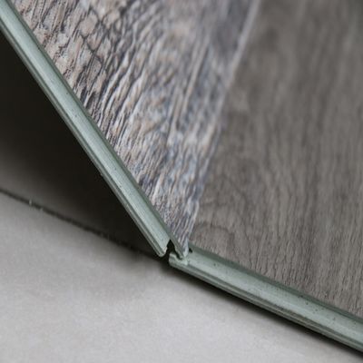 ユニリン クリック システム 4mm 6.5mm ヘリングボーン PVC ビニールタイル LVT 木色の床